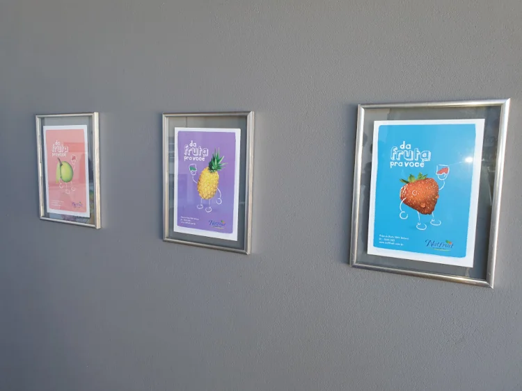 Quadros na parede da fabrica contendo artes de frutas